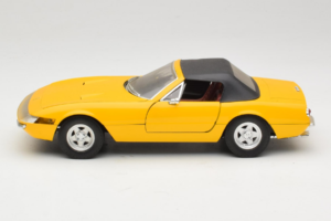 Ferrari 365 GTS Sárga Fekete Tetővel Solido 1:18 8018 Fém – 4. kép a 8-ből