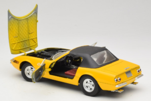 Ferrari 365 GTS Sárga Fekete Tetővel Solido 1:18 8018 Fém – 5. kép a 8-ből