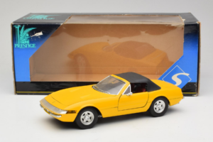 Ferrari 365 GTS Sárga Fekete Tetővel Solido 1:18 8018 Fém – 8. kép a 8-ből