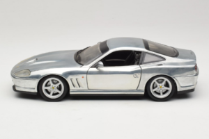 Ferrari 550 Maranello Chrome Silver Hot Wheels 1:18 25740 Fém – 4. kép a 8-ből