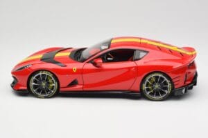 Ferrari 812 Competizione Rosso Corsa Sárga Csíkokkal Bburago 1:18 18-16915 Fém – 4. kép a 8-ből