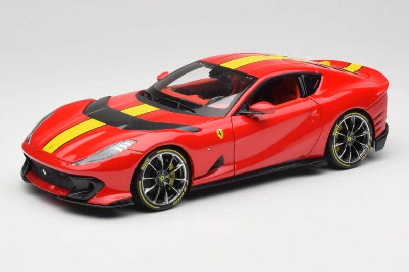 Ferrari 812 Competizione Rosso Corsa Sárga Csíkokkal Bburago 1:18 18-16915 Fém