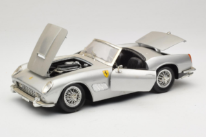 Ferrari California Kabrió Ezüst Tonka 1:18 01109-S1 Fém – 2. kép a 8-ből