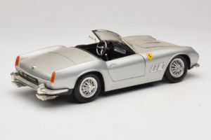 Ferrari California Kabrió Ezüst Tonka 1:18 01109-S1 Fém – 3. kép a 8-ből