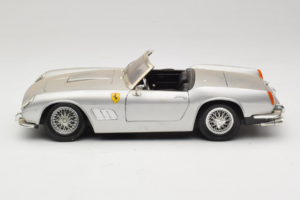 Ferrari California Kabrió Ezüst Tonka 1:18 01109-S1 Fém – 4. kép a 8-ből