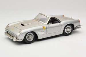 Ferrari California Kabrió Ezüst Tonka 1:18 01109-S1 Fém
