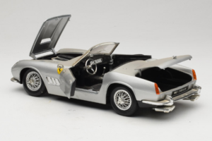 Ferrari California Kabrió Ezüst Tonka 1:18 01109-S1 Fém – 5. kép a 8-ből