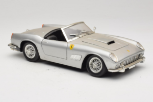 Ferrari California Kabrió Ezüst Tonka 1:18 01109-S1 Fém – 6. kép a 8-ből