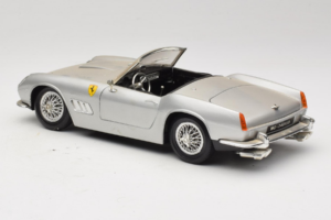 Ferrari California Kabrió Ezüst Tonka 1:18 01109-S1 Fém – 7. kép a 8-ből