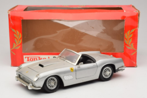 Ferrari California Kabrió Ezüst Tonka 1:18 01109-S1 Fém – 8. kép a 8-ből