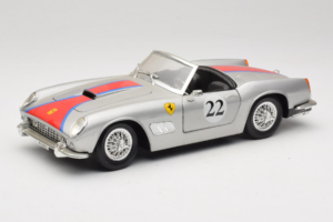 Ferrari California #22 Ezüst Piros Csík 1966 Tonka 1:18 01109-S2 Fém