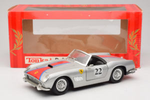 Ferrari California #22 Ezüst Piros Csík 1966 Tonka 1:18 01109-S2 Fém – 8. kép a 8-ből