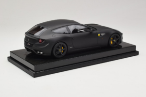Ferrari FF Matte Black MR Collection 1:18 FERR04CAL Gyanta – 3. kép a 7-ből