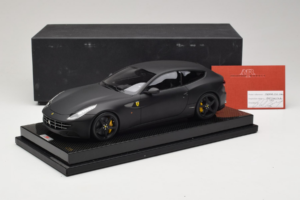 Ferrari FF Matte Black MR Collection 1:18 FERR04CAL Gyanta – 7. kép a 7-ből