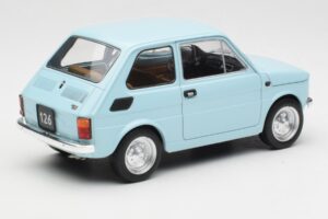 Fiat 126 Világoskék MCG 1:18 MCG18415 Fém – 2. kép a 6-ből