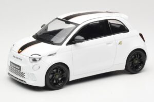 Abarth 500e Fehér IXO 1:18 MCG18497 Fém