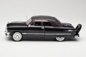 Ford Deluxe Kabrió Fekete Maisto 1:18 31681 Fém – 4. kép a 8-ből