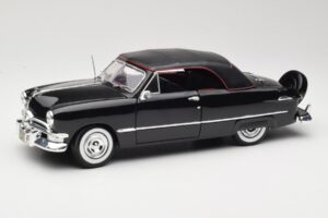 Ford Deluxe Kabrió Fekete Maisto 1:18 31681 Fém