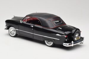 Ford Deluxe Kabrió Fekete Maisto 1:18 31681 Fém – 7. kép a 8-ből