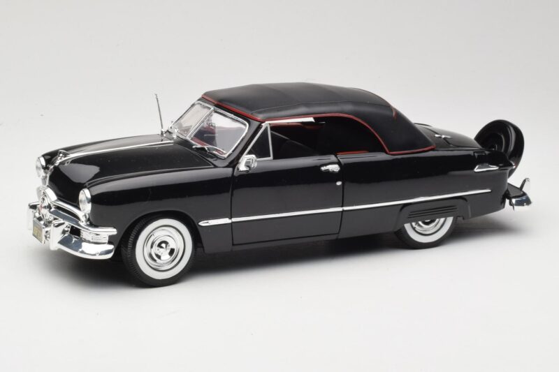 Ford Deluxe Kabrió Fekete Maisto 1:18 31681 Fém