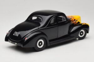 Ford Deluxe Hot Rod Fekete Universal Hobbies 1:18 6002 Fém – 3. kép a 8-ből