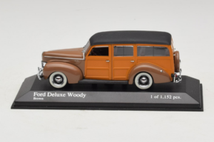 Ford DeLuxe Woody Station Wagon Barna Minichamps 1:43 400082111 Fém