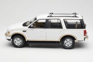 Ford Expedition Eddie Bauer Fehér UT Models 1:18 22712 Fém – 4. kép a 8-ből