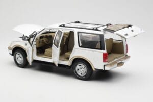 Ford Expedition Eddie Bauer Fehér UT Models 1:18 22712 Fém – 5. kép a 8-ből