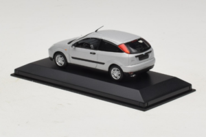 Ford Focus Mk1 3-Door Ezüst Minichamps 1:43 FOCUS005 Fém – 3. kép a 5-ből
