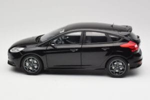 Ford Focus ST Mk2 Panther Black Metallic Minichamps 1:18 110082000 Fém – 4. kép a 8-ből