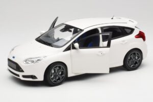 Ford Focus ST Mk2 Fehér Minichamps 1:18 110082004 Fém – 2. kép a 8-ből