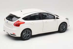 Ford Focus ST Mk2 Fehér Minichamps 1:18 110082004 Fém – 3. kép a 8-ből