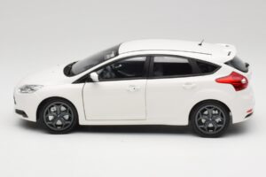 Ford Focus ST Mk2 Fehér Minichamps 1:18 110082004 Fém – 4. kép a 8-ből
