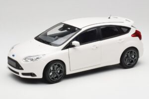Ford Focus ST Mk2 Fehér Minichamps 1:18 110082004 Fém