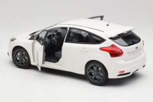Ford Focus ST Mk2 Fehér Minichamps 1:18 110082004 Fém – 5. kép a 8-ből