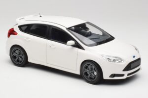 Ford Focus ST Mk2 Fehér Minichamps 1:18 110082004 Fém – 6. kép a 8-ből