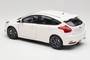Ford Focus ST Mk2 Fehér Minichamps 1:18 110082004 Fém – 7. kép a 8-ből