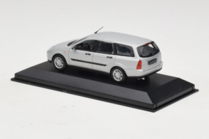 Ford Focus Mk1 Turnier Ezüst Minichamps 1:43 FOCUS004 Fém – 3. kép a 5-ből
