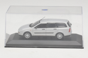 Ford Focus Mk1 Turnier Ezüst Minichamps 1:43 FOCUS004 Fém – 4. kép a 5-ből