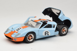 Ford GT40 Gulf #6 J. Ickx / J. Oliver 24 Hours of Le Mans 1969 Revell 1:18 48824 Fém – 2. kép a 8-ből