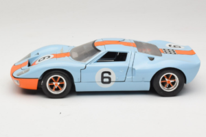 Ford GT40 Gulf #6 J. Ickx / J. Oliver 24 Hours of Le Mans 1969 Revell 1:18 48824 Fém – 4. kép a 8-ből