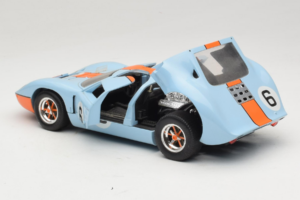 Ford GT40 Gulf #6 J. Ickx / J. Oliver 24 Hours of Le Mans 1969 Revell 1:18 48824 Fém – 5. kép a 8-ből