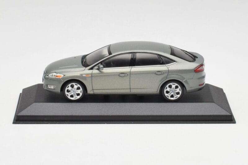 Ford Mondeo Mk3 Sedan Szürke Metallic Minichamps 1:43 IND403086003 Fém