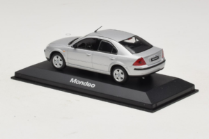 Ford Mondeo Mk3 Szedán Ezüst Minichamps 1:43 MONDEO005 Fém – 3. kép a 4-ből