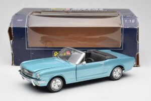 Ford Mustang Kabrió Arcadian Blue Revell 1:18 8832-F1 Fém – 8. kép a 8-ből