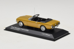 Ford Mustang Kabrió Arany Minichamps 1:43 400082432 Fém – 3. kép a 4-ből