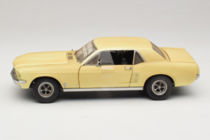 Ford Mustang Coupe Sárga The Walking Dead Greenlight 1:18 12958 Fém – 4. kép a 8-ből