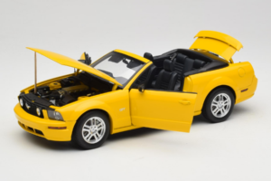 Ford Mustang GT S197 Kabrió Screaming Yellow AUTOart 1:18 73062 Fém – 2. kép a 8-ből
