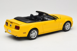 Ford Mustang GT S197 Kabrió Screaming Yellow AUTOart 1:18 73062 Fém – 3. kép a 8-ből