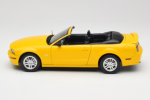 Ford Mustang GT S197 Kabrió Screaming Yellow AUTOart 1:18 73062 Fém – 4. kép a 8-ből